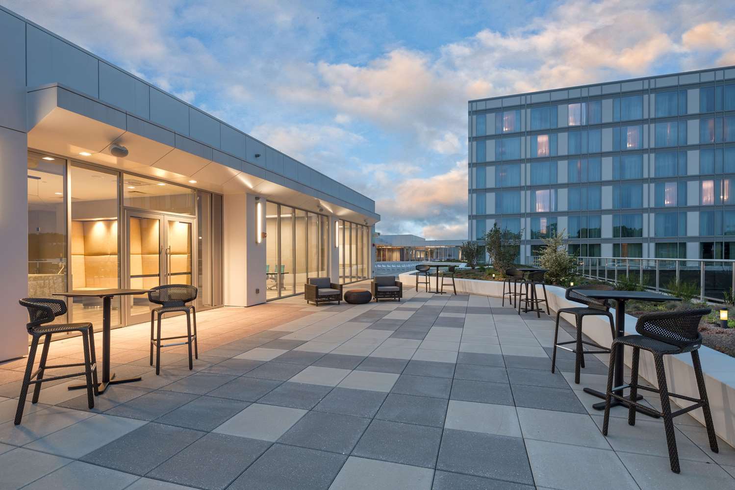 The Summit Hotel Cincinnati Exterior photo