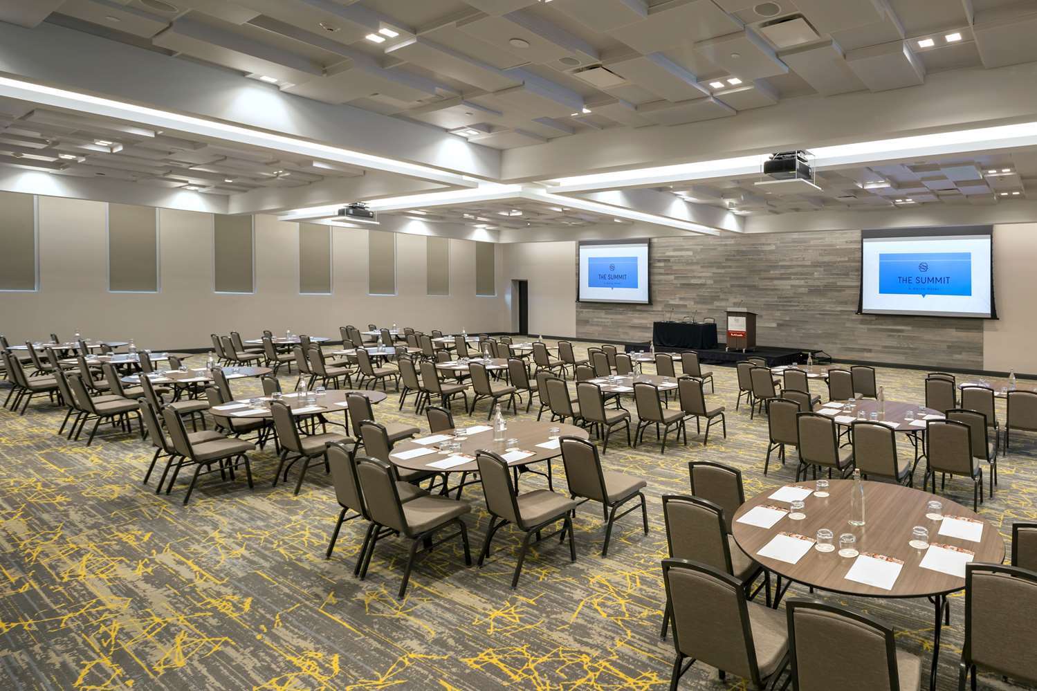 The Summit Hotel Cincinnati Exterior photo